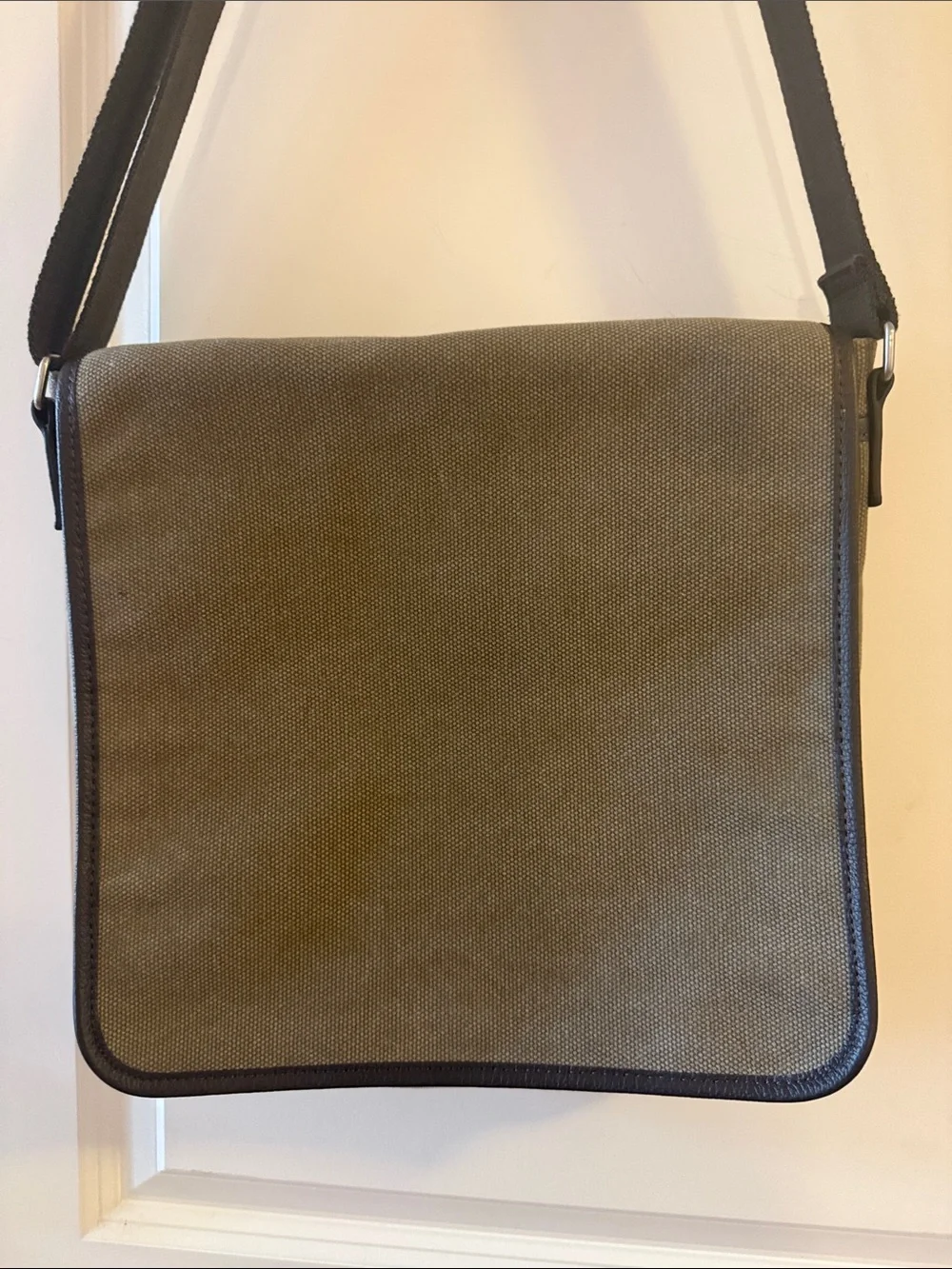 Like New Levenger Metro Messenger Bag Olive Green Canvas with Black Accents